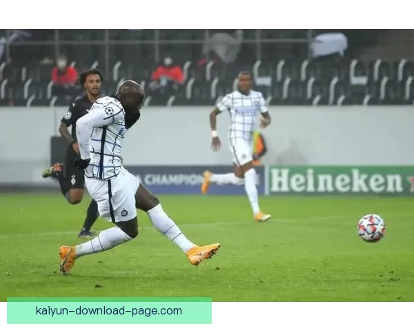 国米球迷看台拉横幅力挺巴斯托尼昂首前行兄弟并肩共渡风雨守护荣耀之路